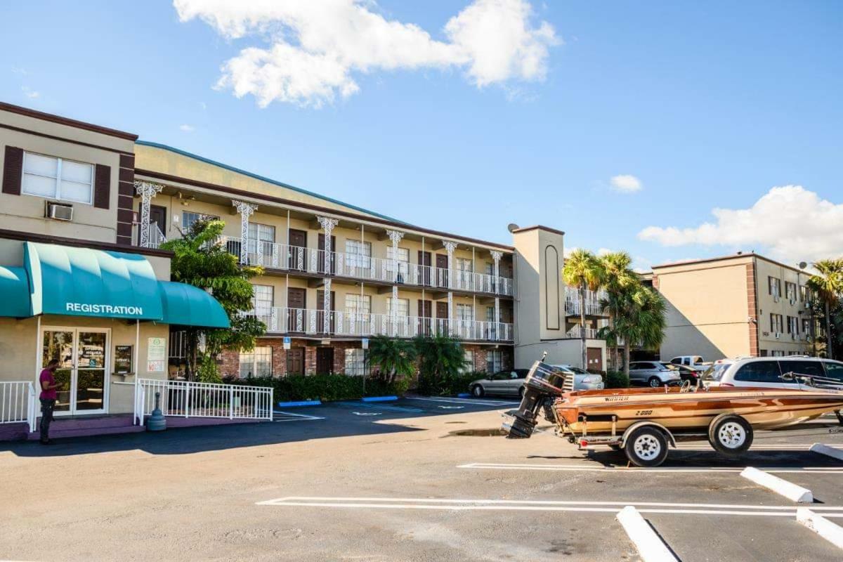 Executive Economy Lodge Помпано Бич Экстерьер фото